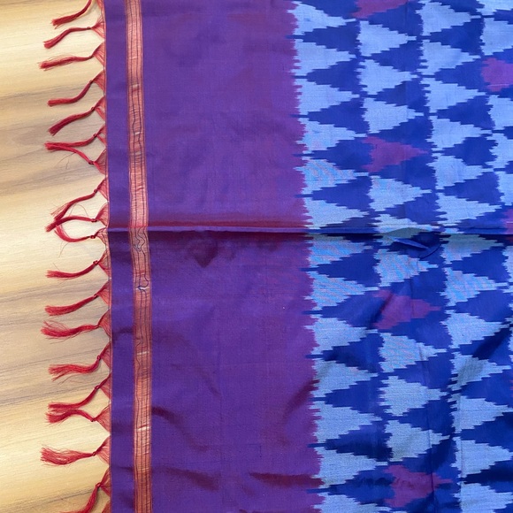 Large Silk Batik Scarf in excellent condition - Picture 7 of 14